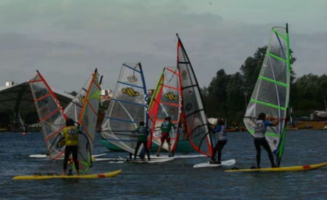  Windsurfistas en el lago